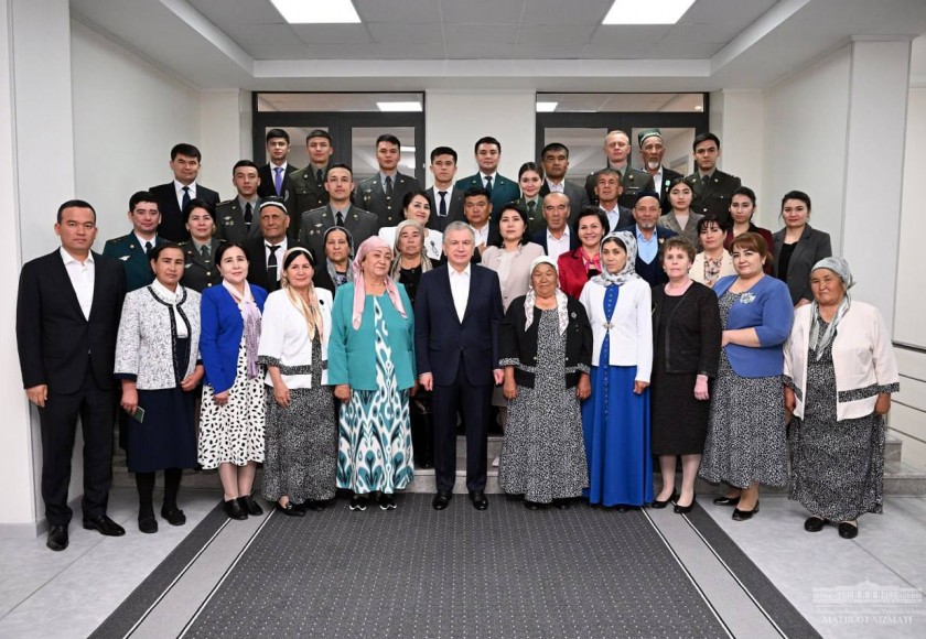 Prezident Shavkat Mirziyoyev Termiz shahridagi “Yosh chegarachilar” harbiy-akademik liseyida Vatan himoyasi va el-yurt tinchligi yo‘lida halok bo‘lgan harbiy xizmatchilar va xodimlarning oila a’zolari bilan uchrashdi.