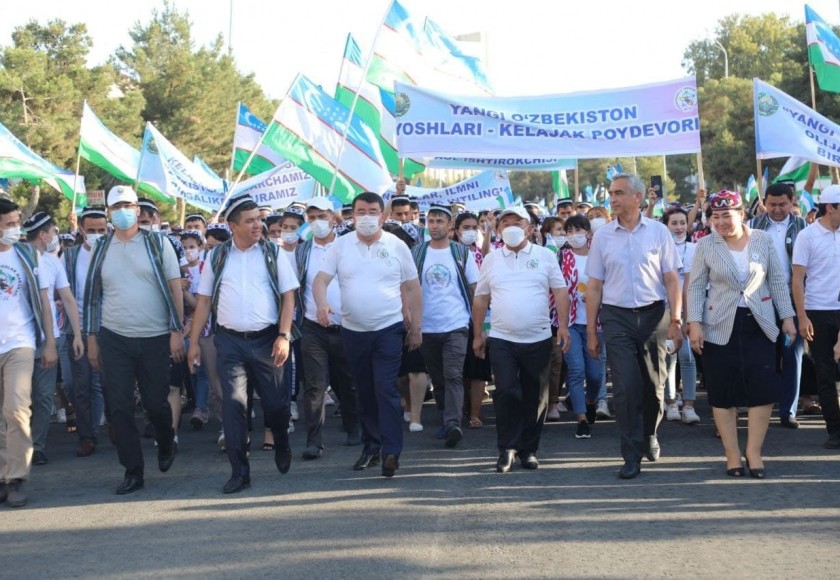 Surxondaryoda “Yangi Oʼzbekiston yoshlari, birlashaylik!” shiori ostida oʼtkazilayotgan Yoshlar festivali ayni daqiqalarda ommaviy bayramona yurish marafoni bilan davom etdi.