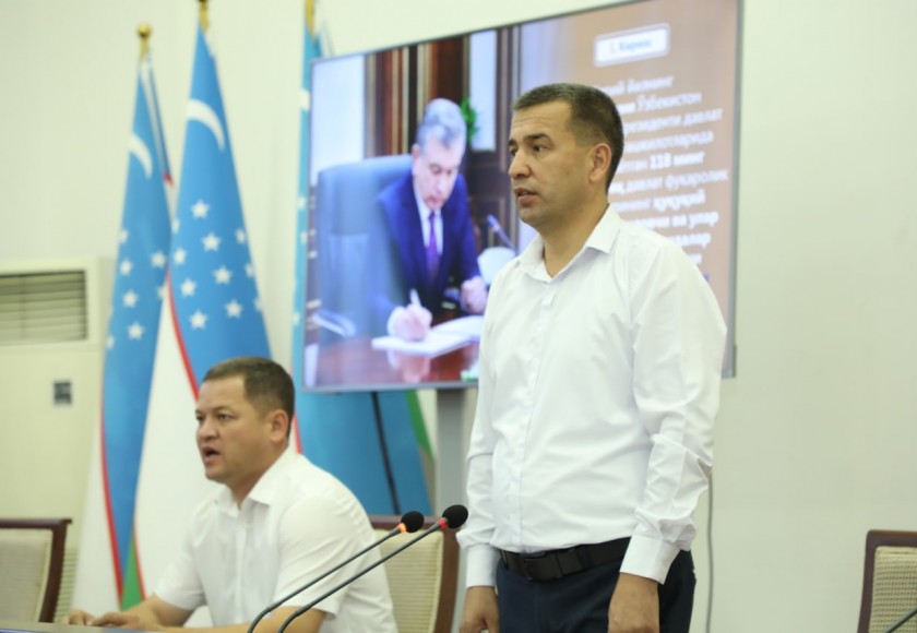 Termiz shahar hokimligida "Davlat fuqarolik xizmati to‘g‘risida"gi Qonunning mazmun-mohiyati yuzasidan seminar o‘tkazidi