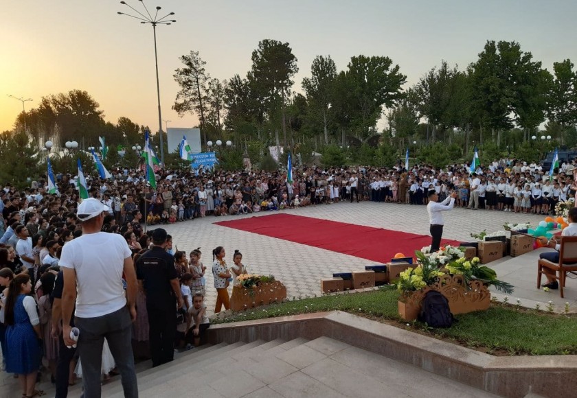 “Yangi Oʼzbekistonda erkin va farovon yashaylik!” hamda “Oʼzbekiston yoshlari birlashaylik!” shiorlari ostida kontsert oʼtkazildi