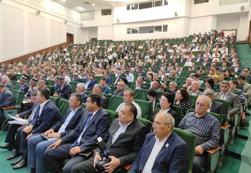 Аyni paytda Termiz shahridagi Sanʼat saroyida “Fuqarolar yigʼinlari raislari (oqsoqollari) saylovining tashkiliy – huquqiy asoslari” mavzusida seminar oʼtkazilmoqda.