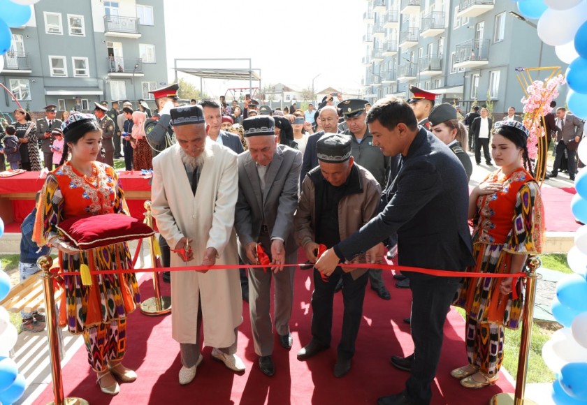 TERMIZ SHAHRIDA HARBIY XIZMATCHILARGA YANGI UYLAR TOPSHIRILDI