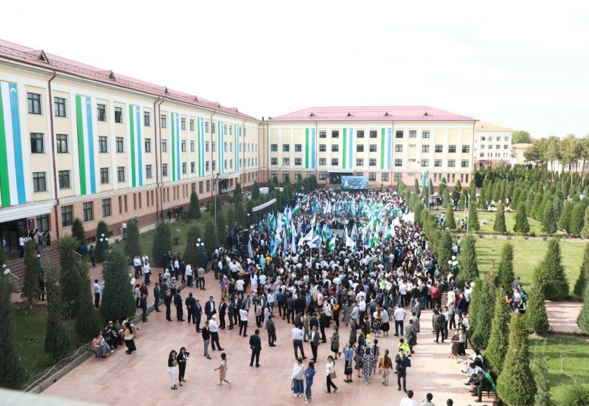 Bugun Termiz davlat universitetida viloyat yoshlari tashabbusi bilan “Konstitutsiya meniki, seniki, bizniki! Konstitutsiya o‘zimizniki” shiori ostida Konstitutsiyaviy qonun loyihasi bo‘yicha targ‘ibot tadbiri va konsert-shou dasturi bo‘lib o‘tdi.