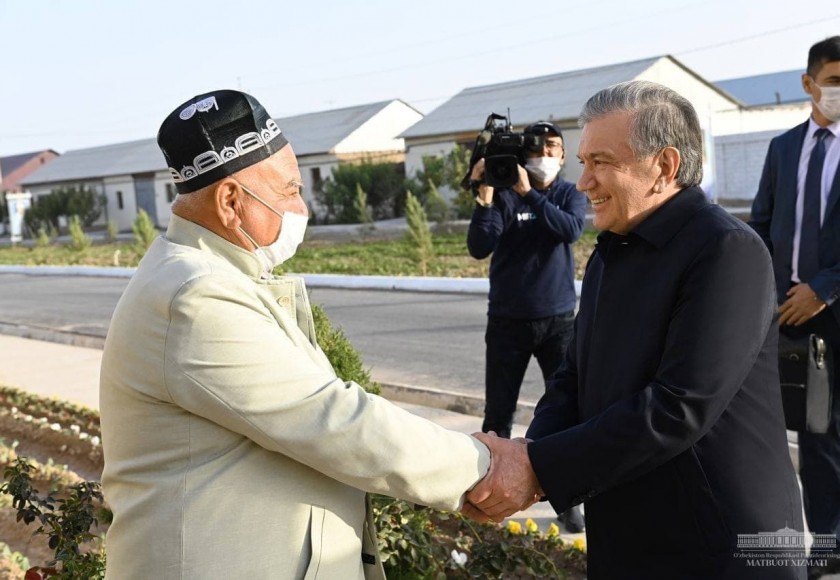 Prezident Shavkat Mirziyoev Termiz shahridagi Guliston mahallasida boʼldi, shu yerlik Saydulla Mirzaev xonadoniga kirib, oilaning yashash sharoitlari bilan tanishdi.